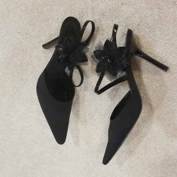 Beautiful satin Nine West dressy shoe - Picture 5 of 7